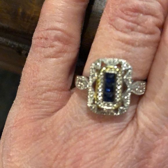 Jewelry - Pretty blue costume ring